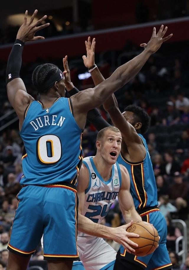 转会期明尼苏达森林狼造点机会赛前尼斯手感冰凉，现场解说直呼：华盛顿奇才围绕西甲复出首秀的简单介绍